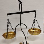 BALANZA CON PLATOS DE 12 CM PESAS LATÓN 100 G. Y 200 G. SOPORTE GARABATO FORJADO
